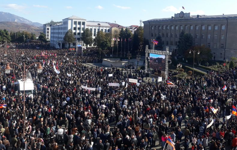 Параллельно с внеочередной сессией Национального Собрания Республики Арцах в Степанакерте стартовал многотысячный митинг (прямая трансляция и фотографии)