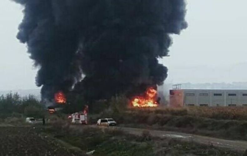 В Турции загорелся химический завод