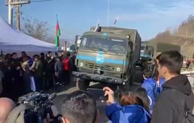 Автоколонна российских миротворцев проехала через Лачинский коридор с гуманитарным грузом