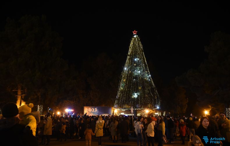 В парке имени Шаумяна в Степанакерте состоялась церемония зажжения елки (фото)
