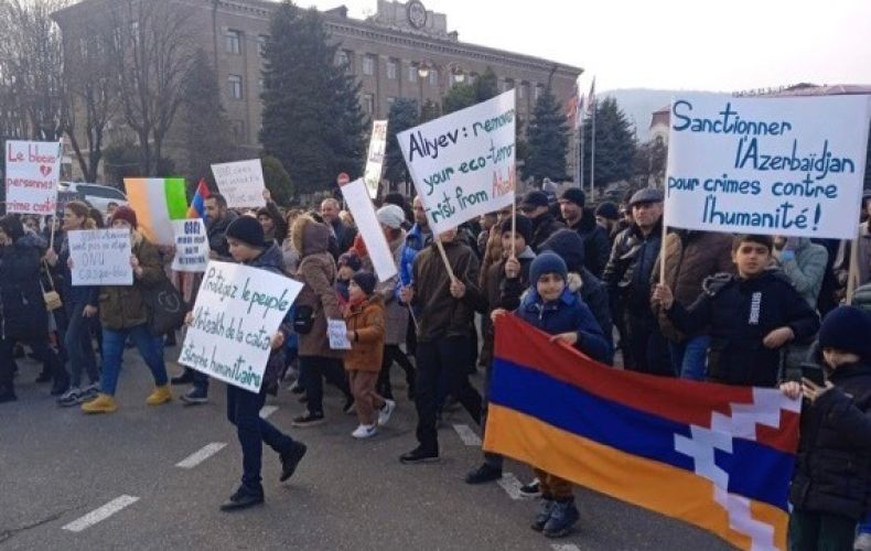 Группа граждан двинулась шествием к блокпосту российских миротворцев с требованием убрать азербайджанцев из Лачинского коридора