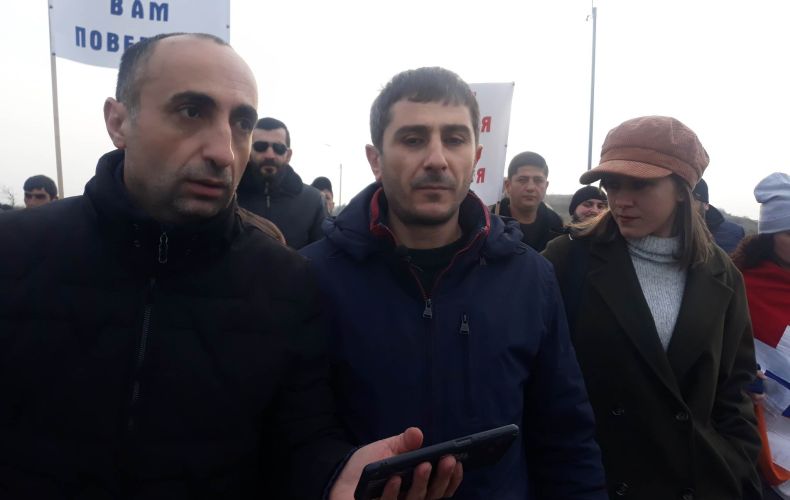 Граждане Арцаха, дошедшие шествием до аэропорта Степанакерта, требуют встречи с командующим миротворцев