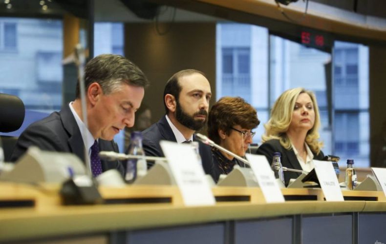 Мирзоян заявил в Европарламенте о двух вариантах разблокирования Лачинского коридора