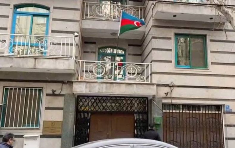 При нападении на посольство Азербайджана в Иране погиб человек