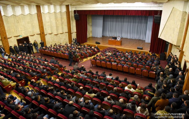 Президент Арутюнян по предложению граждан встретился с представителями разных слоев общества