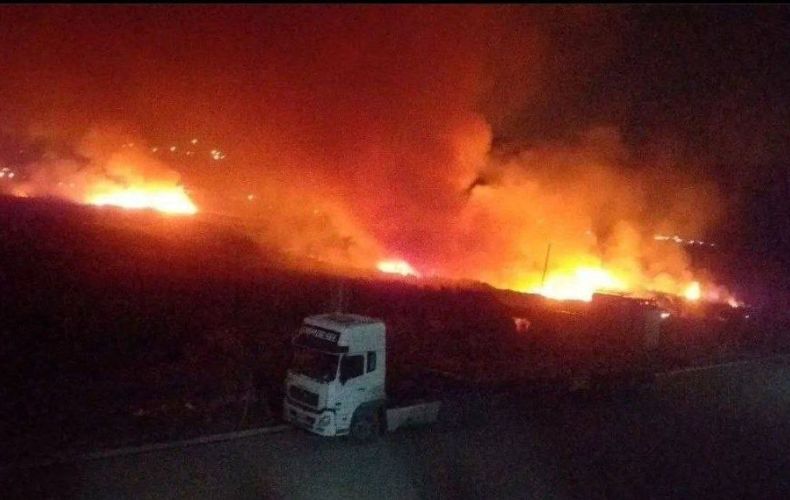 СМИ сообщили об обстреле колонны грузовиков из Ирана на границе Сирии и Ирака