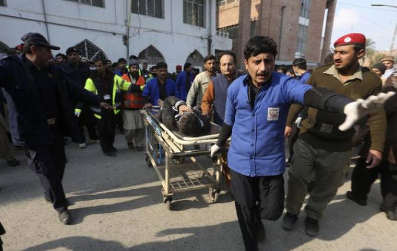 Число погибших после взрыва в мечети в Пешаваре возросло до 90 человек