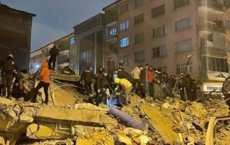 7.7-magnitude earthquake rocks Turkey