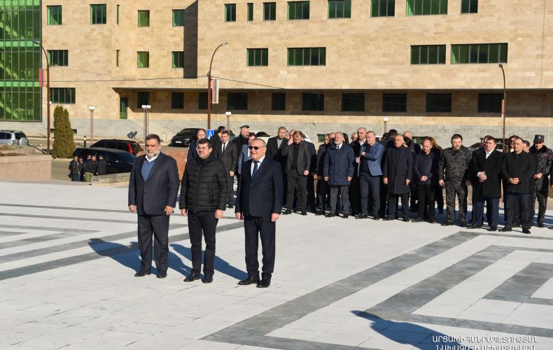 По случаю 35-й годовщины Арцахского движения президент Арутюнян отдал дань уважения памяти павших героев 