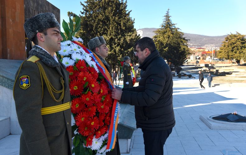 По случаю 35-летия Арцахского движения у Степанакертского мемориала отдали дань уважения памяти павших героев