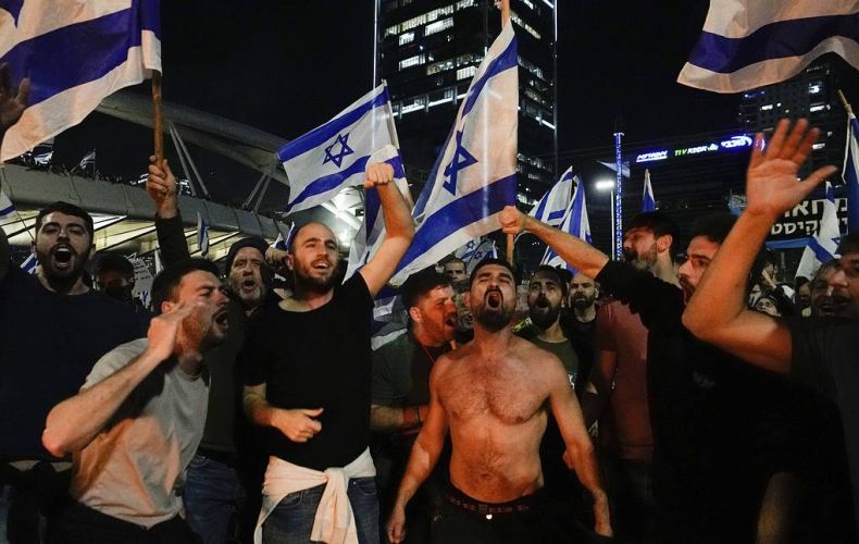 Police use water cannons to disperse Tel Aviv protesters against Netanyahu