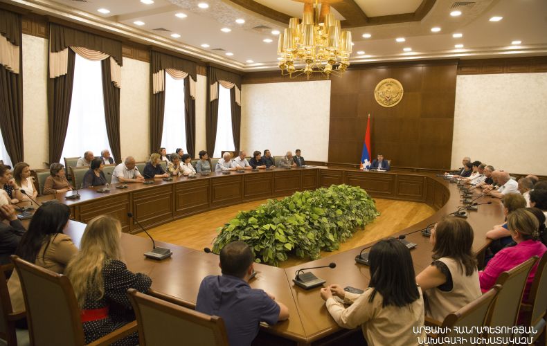 Президент Араик Арутюнян на встречах с представителями различных кругов общественности представил военно-политическую ситуацию вокруг Арцаха