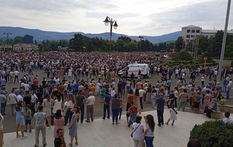 В Степанакерте стартовал всенародный митинг