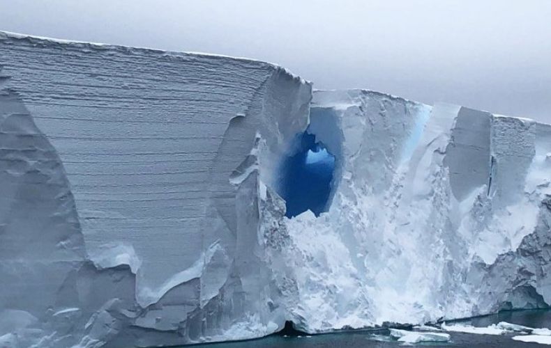 Крупнейший в мире айсберг начал дрейфовать