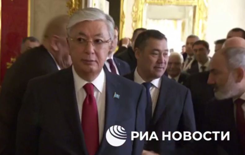 Алиев и Пашинян пожали руки при встрече на саммите лидеров СНГ: они встретились впервые после сентябрьских событий в Арцахе (видео)